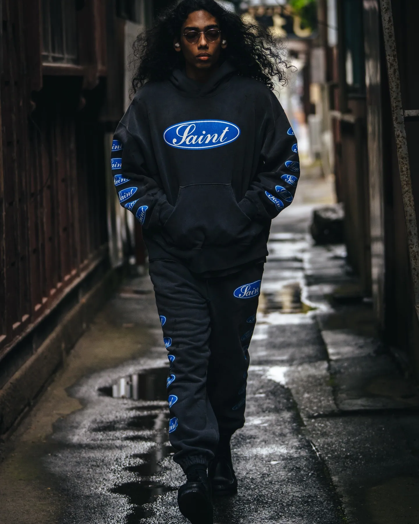 SAINT Mxxxxxx HOODIE/LOVE AMONG/BLK blue SAINT barrage slogan hoodie, washed black S-XL, the latest version, revised many times, the version is closer to the original version, and the street flavor is stronger! Heavy washing with water-sprayed fading process for stronger distressing effect. Handmade wormhole destruction treatment. Authentic level extreme distressed crack printing. The main mark and wash mark are all correct versions.